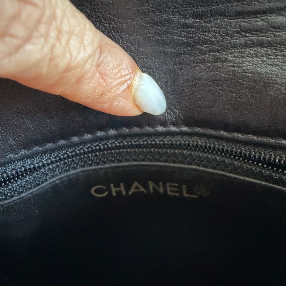 Vintage Chanel black patent enamel belt bag - Picture 11 of 17
